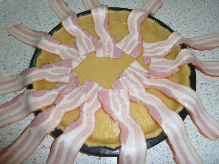 Пирог с куриным мясом, свекольными листьями и кедровыми орешками: шаг 8