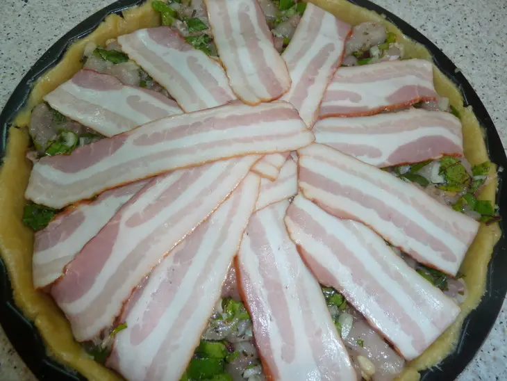 Пирог с куриным мясом, свекольными листьями и кедровыми орешками: шаг 10