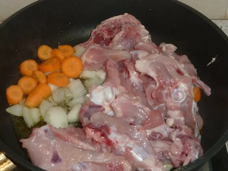 Пирог с куриным мясом, свекольными листьями и кедровыми орешками: шаг 11