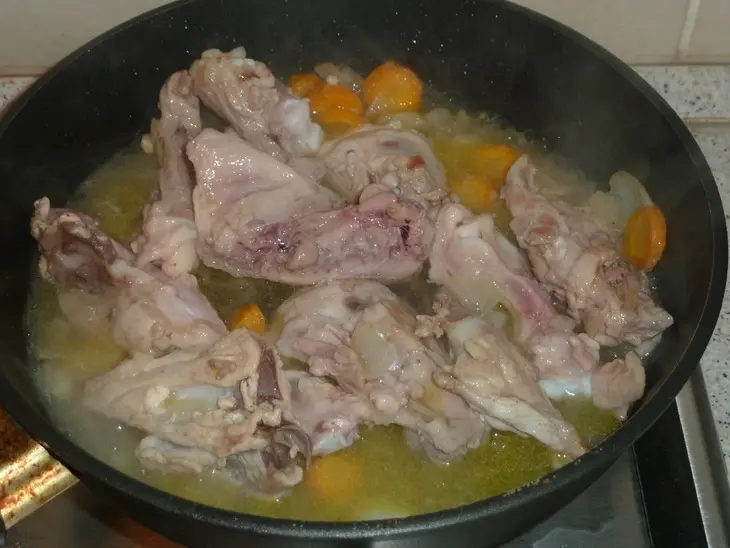 Пирог с куриным мясом, свекольными листьями и кедровыми орешками: шаг 12