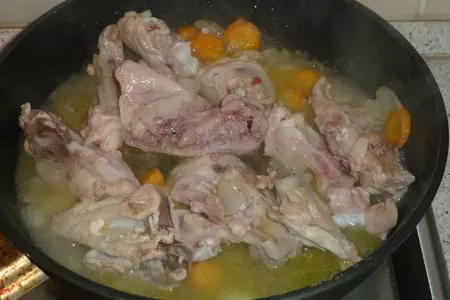 Пирог с куриным мясом, свекольными листьями и кедровыми орешками: шаг 12