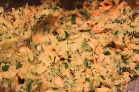 Картофельно-лососевые биточки со сметанным соусом: шаг 3