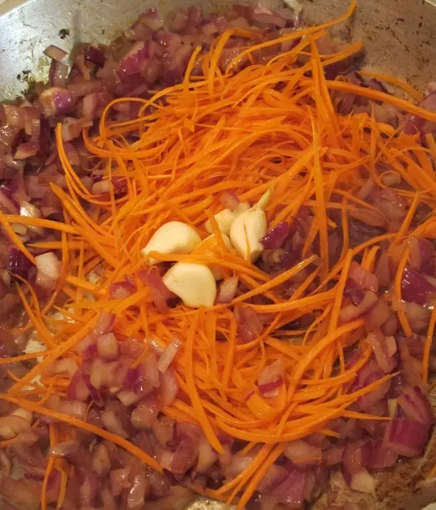 Винно -томатно -морковный соус с домашними колбасками: шаг 3