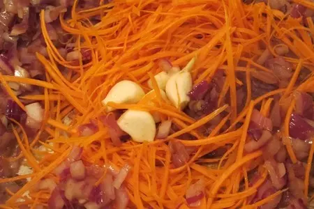 Винно -томатно -морковный соус с домашними колбасками: шаг 3