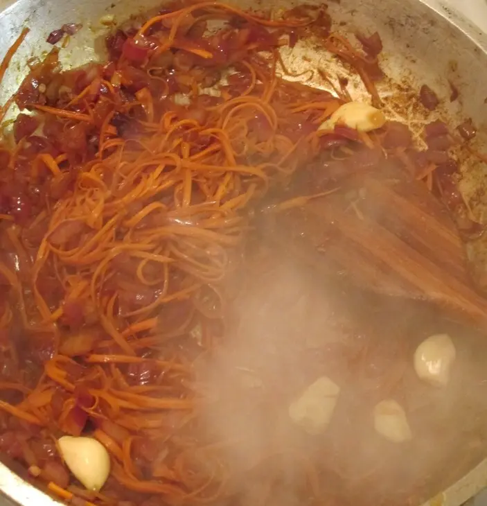 Винно -томатно -морковный соус с домашними колбасками: шаг 4