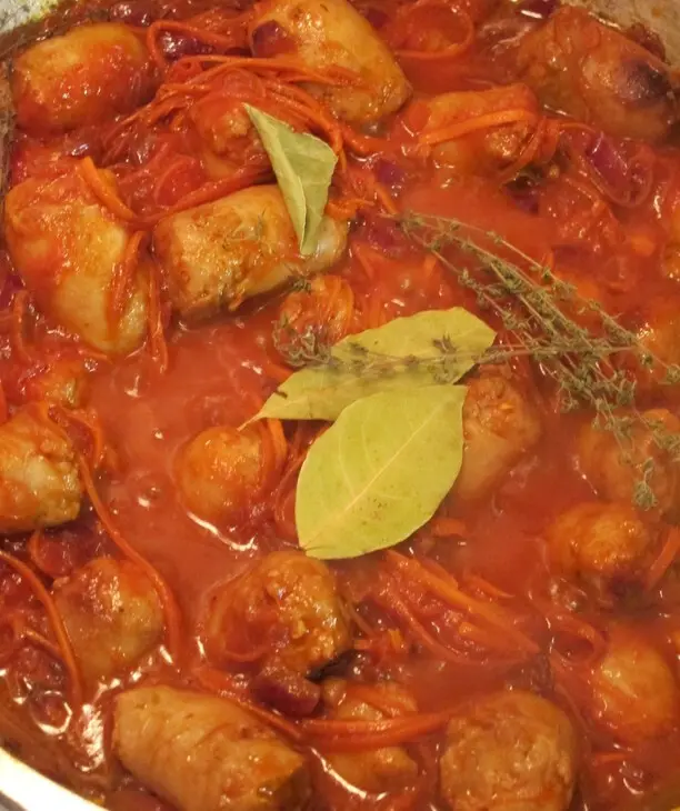 Винно -томатно -морковный соус с домашними колбасками: шаг 5