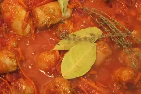 Винно -томатно -морковный соус с домашними колбасками: шаг 5