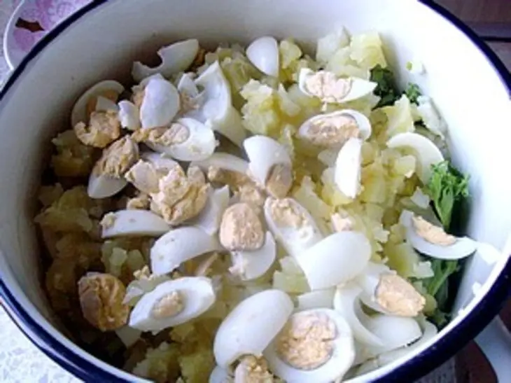 Картофельный салат с раковыми шейками: шаг 3