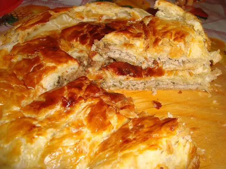 Cырно-мясной пирог со слоеным тестом: шаг 1