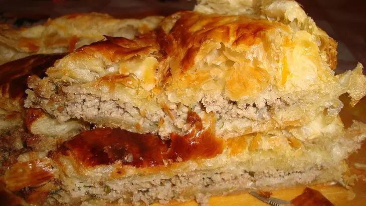 Cырно-мясной пирог со слоеным тестом: шаг 2