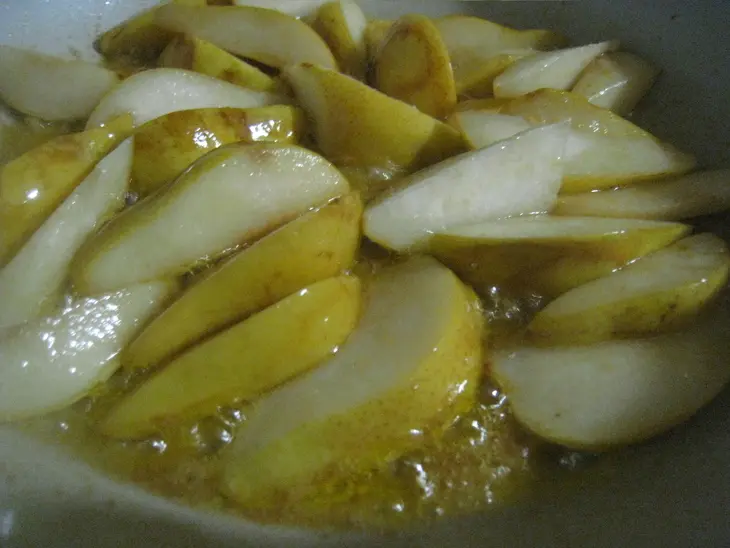 Блины с карамельными грушами: шаг 6
