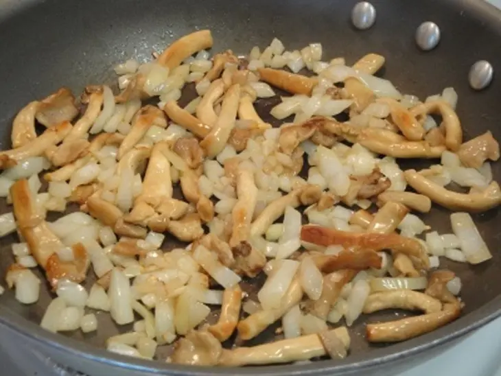Тунец с креветками и грибами в ракушках: шаг 6