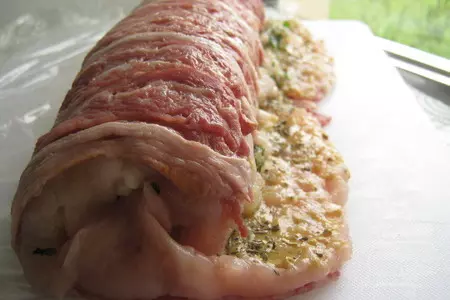 Рулет куриный с зеленью.: шаг 8