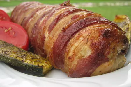 Рулет куриный с зеленью.: шаг 11