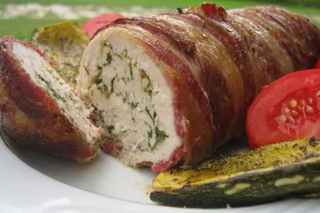 Рулет куриный с зеленью.: шаг 12