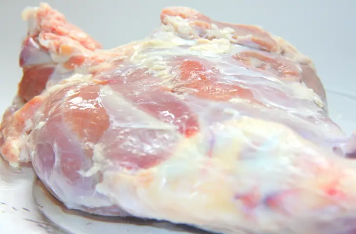 Нога барашка маринованная в красном вине и зеленом луке с мятно-кедровой корочкой.: шаг 1