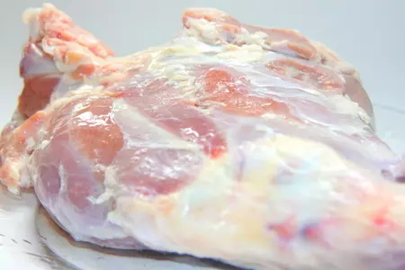 Нога барашка маринованная в красном вине и зеленом луке с мятно-кедровой корочкой.: шаг 1