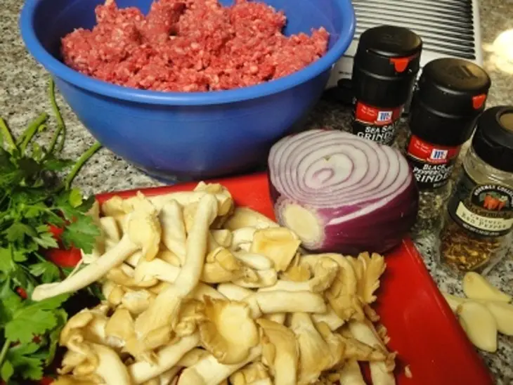 Ракушки с мясом и грибами под сырно-томатным соусом: шаг 1