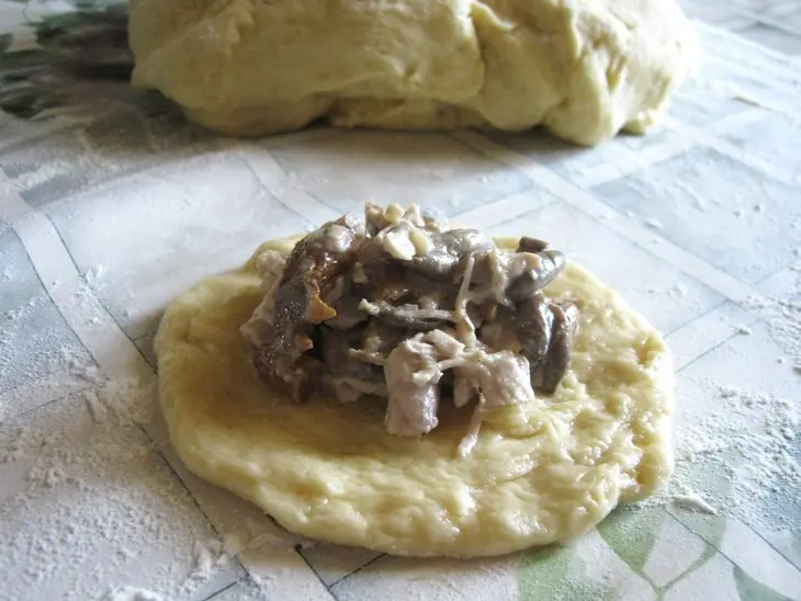 Сытные пирожки с грибами и курицей: шаг 3