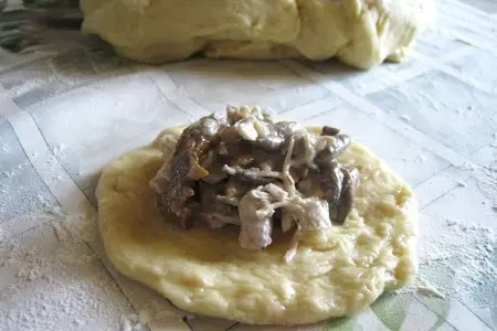 Сытные пирожки с грибами и курицей: шаг 3
