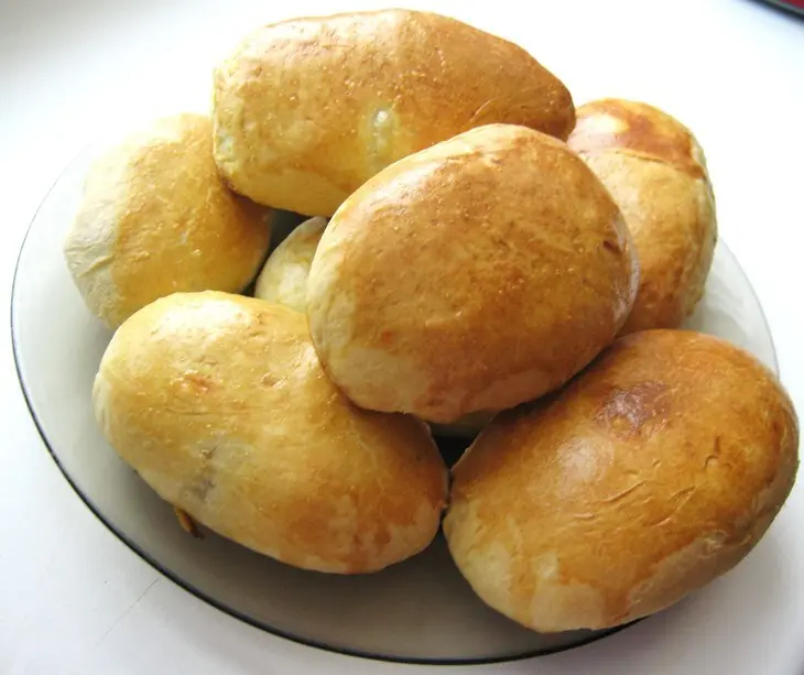Сытные пирожки с грибами и курицей: шаг 6