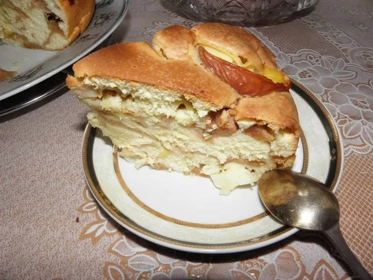 Бисквит с яблоками и нектарином: шаг 3
