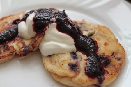 Сырники с черникой и черничным соусом: шаг 3