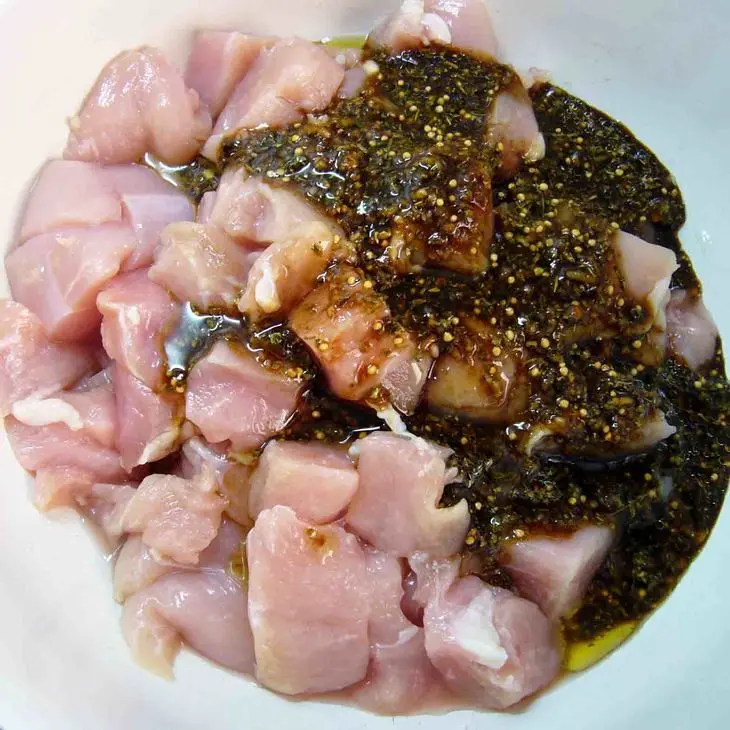 Цветные перья с пикантной курочкой и сливочным соусом.: шаг 2