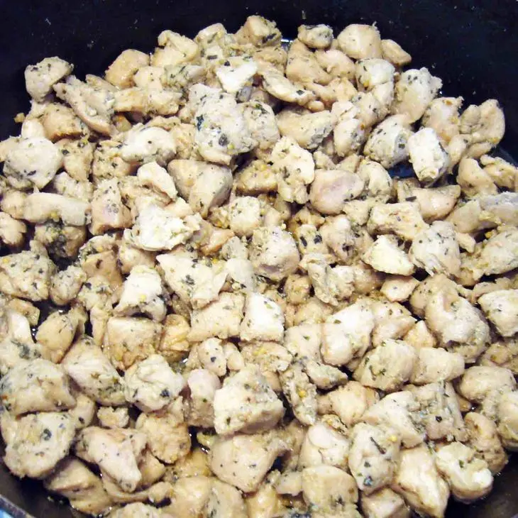 Цветные перья с пикантной курочкой и сливочным соусом.: шаг 4