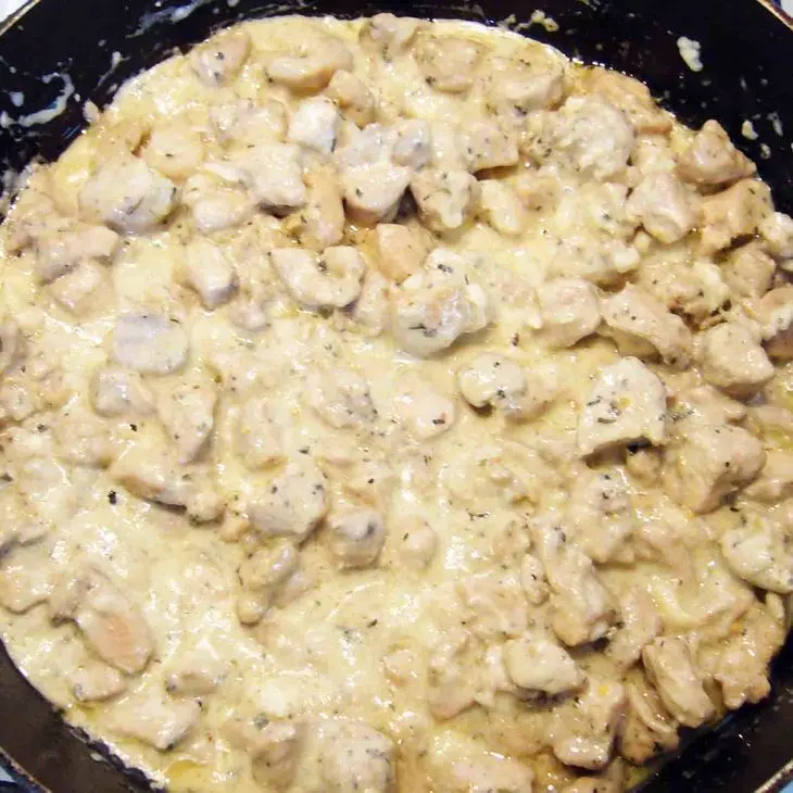 Цветные перья с пикантной курочкой и сливочным соусом.: шаг 7