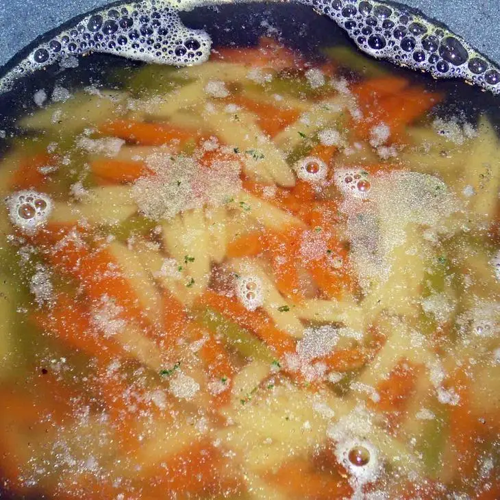 Цветные перья с пикантной курочкой и сливочным соусом.: шаг 8