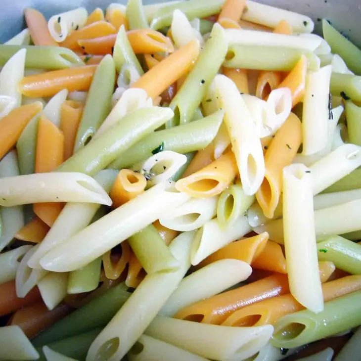 Цветные перья с пикантной курочкой и сливочным соусом.: шаг 9