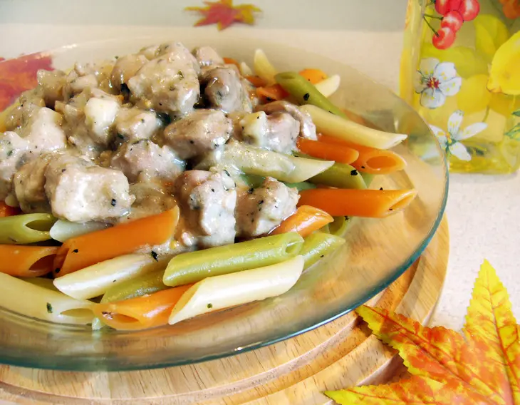 Цветные перья с пикантной курочкой и сливочным соусом.: шаг 10