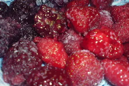 Десерт из ягод с коньяком,безе и сливками: шаг 1