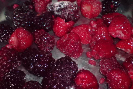Десерт из ягод с коньяком,безе и сливками: шаг 2