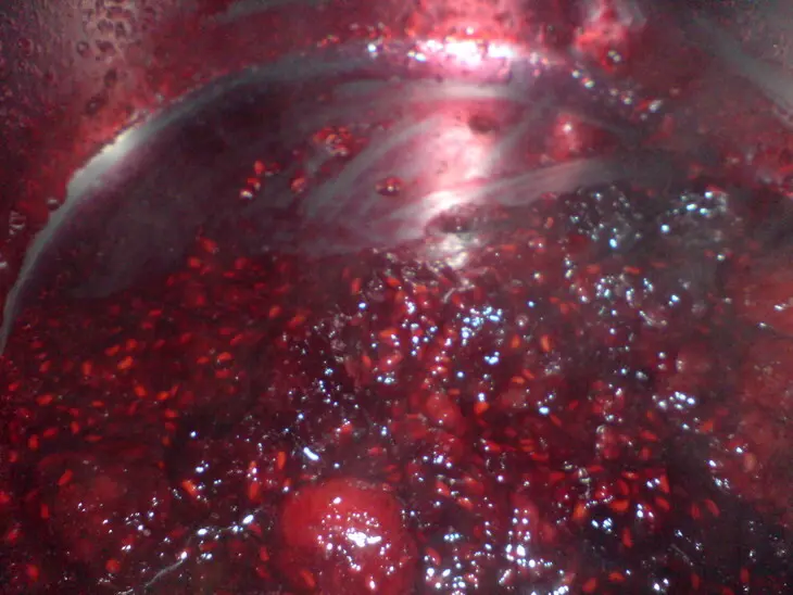 Десерт из ягод с коньяком,безе и сливками: шаг 3