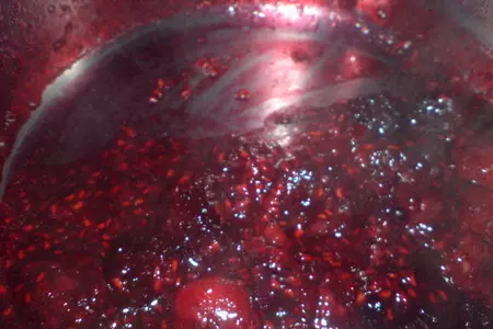 Десерт из ягод с коньяком,безе и сливками: шаг 3