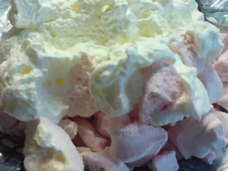 Десерт из ягод с коньяком,безе и сливками: шаг 5
