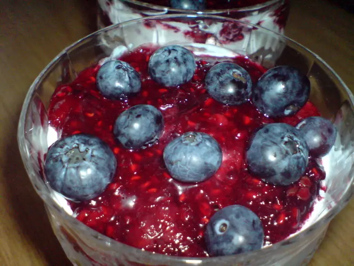 Десерт из ягод с коньяком,безе и сливками: шаг 6