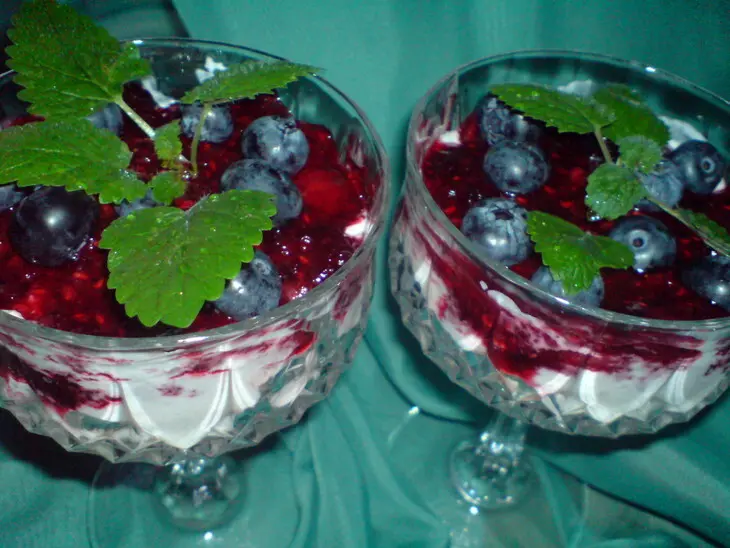 Десерт из ягод с коньяком,безе и сливками: шаг 7
