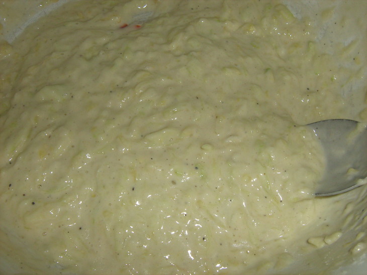 Кабачково-луковые оладьи с творожно-йогуртовым дипом: шаг 1
