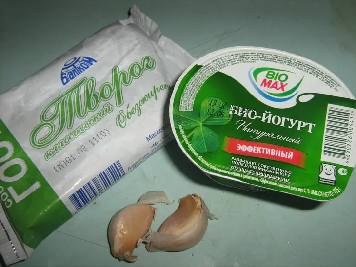 Кабачково-луковые оладьи с творожно-йогуртовым дипом: шаг 4