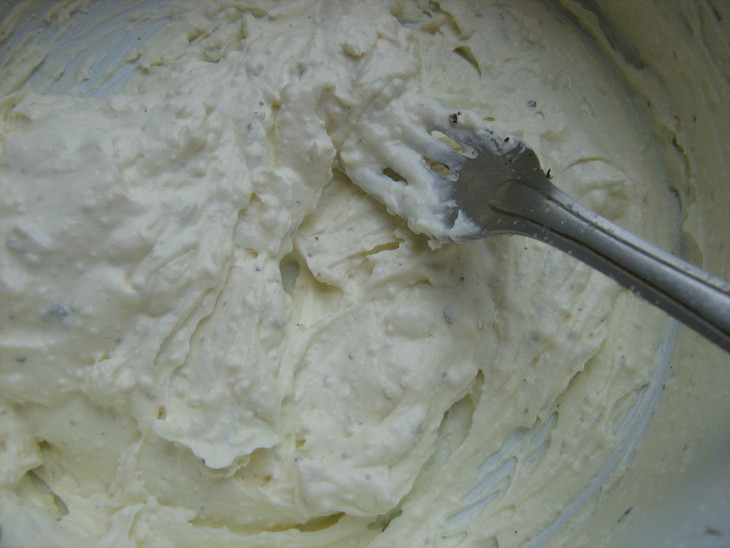 Кабачково-луковые оладьи с творожно-йогуртовым дипом: шаг 5
