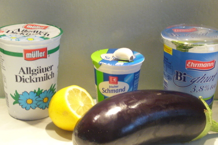 Холодный кисломолочный суп с баклажанами: шаг 1