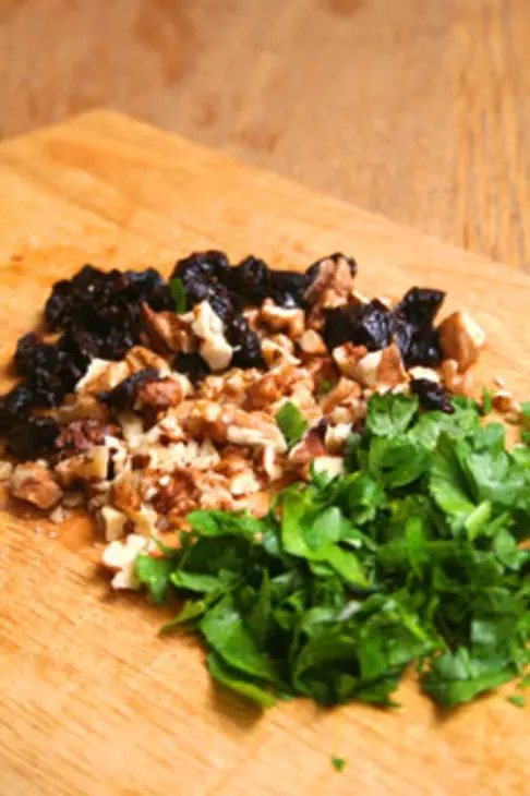 Яблоки, фаршированные курицей, черносливом и грецкими орехами: шаг 2