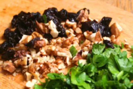Яблоки, фаршированные курицей, черносливом и грецкими орехами: шаг 2