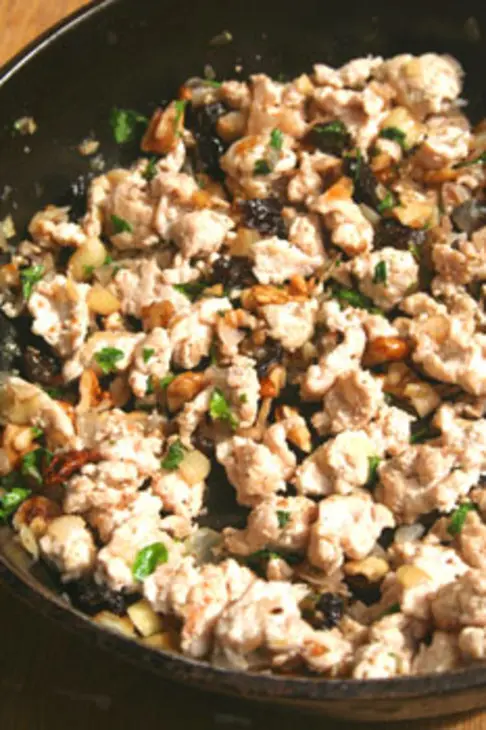 Яблоки, фаршированные курицей, черносливом и грецкими орехами: шаг 3