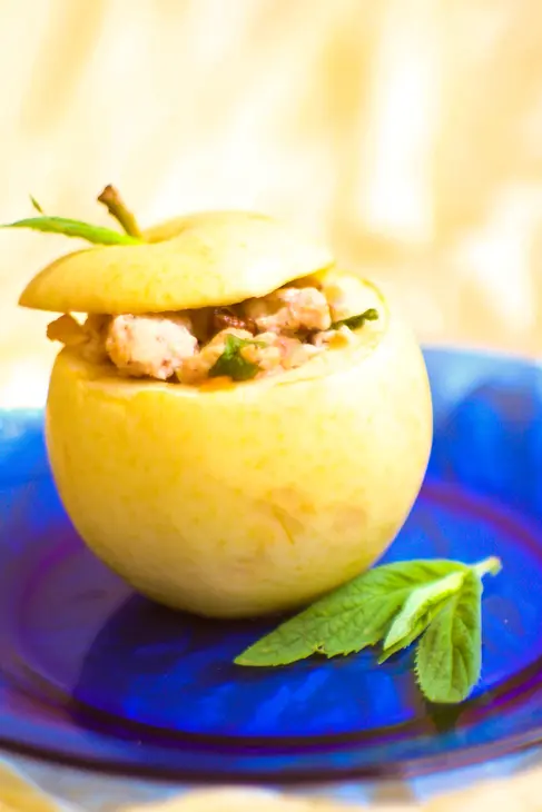 Яблоки, фаршированные курицей, черносливом и грецкими орехами: шаг 5