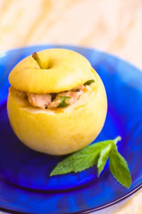 Яблоки, фаршированные курицей, черносливом и грецкими орехами: шаг 6