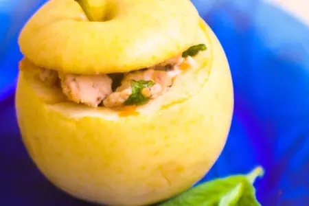 Яблоки, фаршированные курицей, черносливом и грецкими орехами: шаг 6